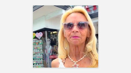 VIDEO: Mujer reclama a una latina en EE.UU. por ondear bandera de México en su negocio