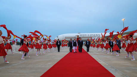 VIDEO: Cálida bienvenida a Modi en su llegada a China