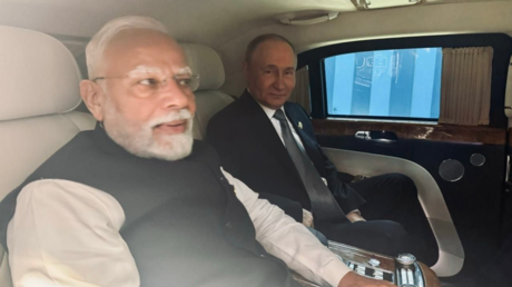 VIDEO: Putin y Modi se desplazan en la misma limusina de lujo rusa Aurus al lugar de sus negociaciones