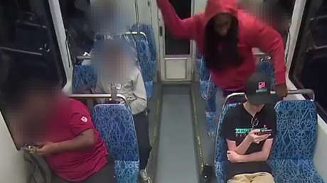Brutal asesinato frente a cámaras en EE.UU.: acuchilla sin razón a una ucraniana en el tren y camina goteando sangre