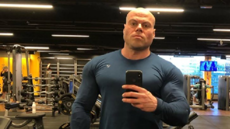 Un culturista campeón es apuñalado hasta la muerte en una pelea con su novia