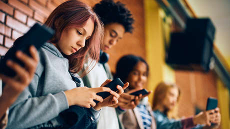 "Un océano de basura":  instan en Francia a prohibir las redes a menores de 15 años