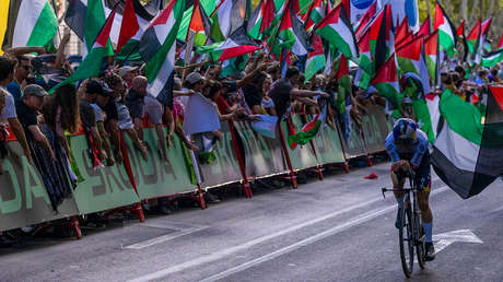 VIDEO: Manifestantes propalestinos intentan cortar el paso a ciclistas en La Vuelta a España