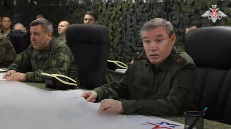 Jefe del Estado Mayor de Rusia inspecciona el frente y destaca el avance en todas las direcciones