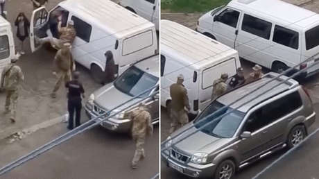 VIDEO: Reclutadores ucranianos intentan arrastrar a un hombre en la calle y terminan expulsados por los transeúntes