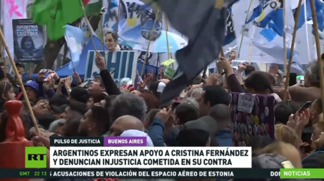 Argentinos marchan en apoyo a Cristina Fernández al cumplirse 100 días de su arresto domiciliario