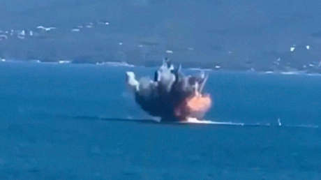 VIDEO: Momento exacto de la explosión de un dron marino ucraniano cerca de una ciudad rusa