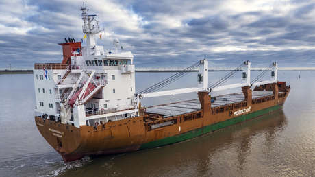 Los hutíes yemeníes atacan con un misil un barco en el golfo de Adén