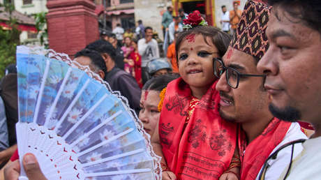 Una niña de 2 años se convierte en la encarnación de una "diosa viviente"