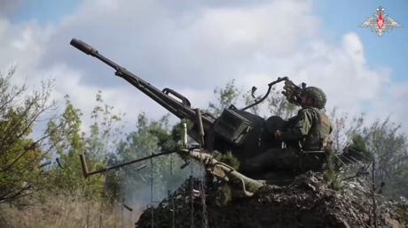 VIDEO: Artillería rusa destruye un dron enemigo sobre una ruta logística clave