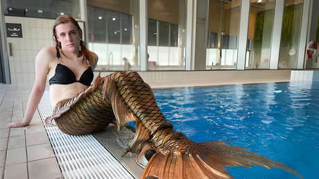 Prohíben a trans con traje de sirena usar el vestuario femenino de una piscina en Suecia