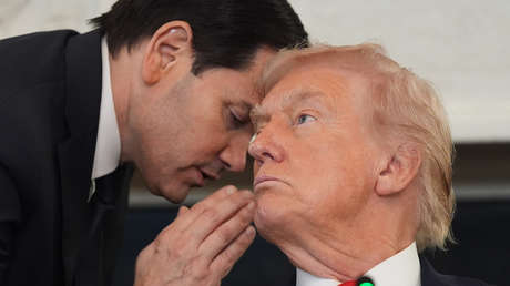 VIDEO: Trump recibe un misterioso papel de Rubio y se pronuncia sobre Oriente Medio