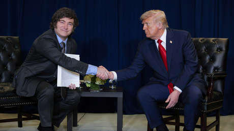 Un artista pone a Milei a las 'faldas' de Trump con una polémica obra (FOTO)