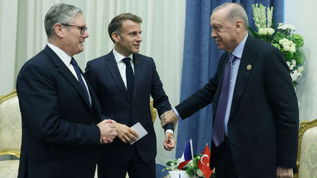 VIDEO: Erdogan hace una petición "imposible" a Meloni y toma la mano de Macron