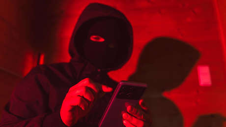 ¿Estás entre ellas? Las 2 generaciones que más caen en estafas de IA