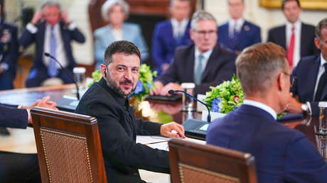 Zajárova: "Un montón de títeres" occidentales están detrás de las decisiones de Zelenski