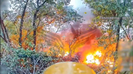 VIDEO: Drones rusos queman un tanque ucraniano en su refugio