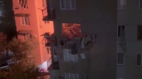 Una explosión arranca parte de una pared en edifico de apartamentos en Rusia (VIDEOS)