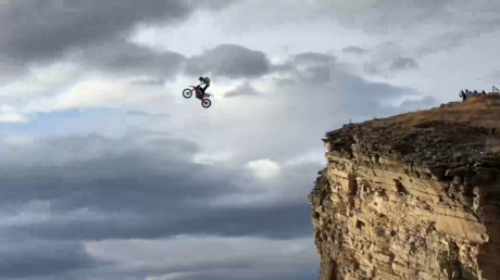 VIDEOS: Temerario salto en moto al abismo