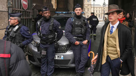 El misterioso hombre del sombrero: ¿quién es el sujeto que aparece en una foto viral del robo al Louvre?