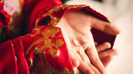 Acusa a su marido de infidelidad basándose en una adivina en línea y este la denuncia