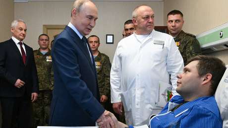 VIDEO: Putin visita a soldados heridos en un hospital militar