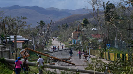 Melissa se degrada a categoría 1 y alcanza las Bahamas