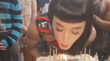 Katy Perry recibe duras críticas por destrozar un tarta, que los bailarines terminan comiendo del suelo (VIDEO)