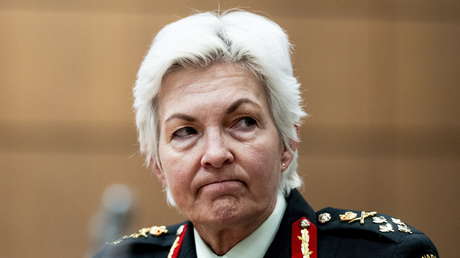 Una generala rompe a llorar mientras pide disculpas por la discriminación y el acoso racial en el Ejército de Canadá