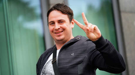 'La última broma': 'youtuber' recibe su merecido tras constantes interferencias en partidos de fútbol