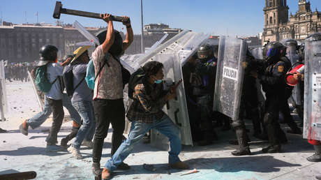 Al menos 100 policías heridos en los brutales choques en México