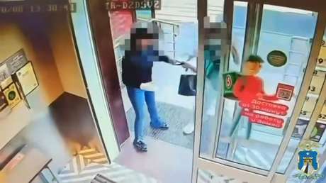 VIDEO: Usa su propia mano enyesada como arma para atacar a una empleada que la pilló robando aceite
