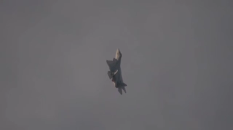 VIDEO: Un Su-57 ruso despliega sus alas sobre el desierto árabe