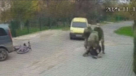 VIDEO: Reclutadores ucranianos casi atropellan a un ciclista para luego movilizarlo