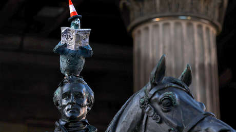 Una famosa estatua recibe una peculiar 'actualización' con una paloma de protagonista (VIDEO)