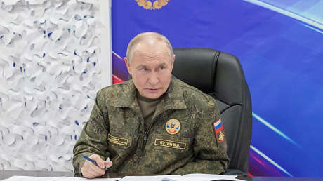 Putin visita uno de los puestos de mando del grupo Západ