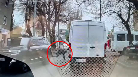 VIDEO: La desesperada fuga de un ucraniano del camión de reclutadores