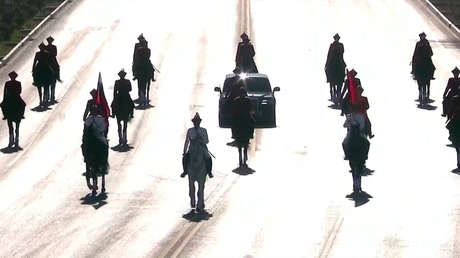 VIDEO: La escolta de Putin va acompañada de caballería en Kirguistán