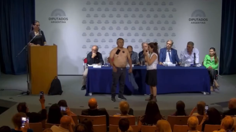 Imanes y un hombre a pecho descubierto: el insólito evento antivacunas en el Congreso argentino