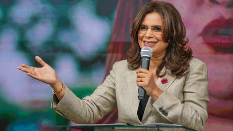 Rixi Moncada se pronuncia durante el recuento de las presidenciales en Honduras