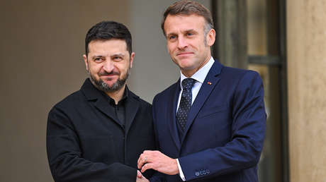 VIDEO: Zelenski se ve despistado en su reunión con Macron