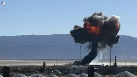Caza F-16 de la Fuerza Aérea de EE.UU. se estrella en California (VIDEO)