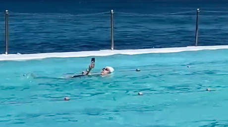 Una mujer en una piscina pública deja a la gente consternada mientras 'vive el momento' (VIDEO)