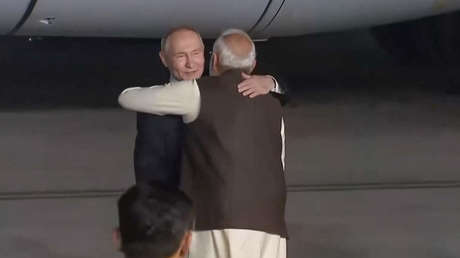 Abrazo fraternal: Modi recibe personalmente a Putin en el inicio de su visita de Estado (VIDEO)