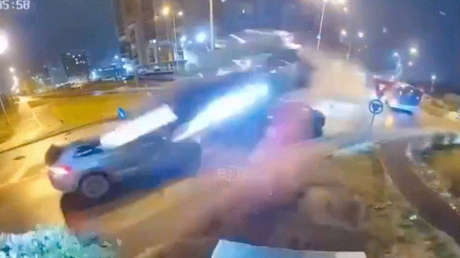 Un auto 'levanta el vuelo' y 'flota' sobre el tráfico de la ciudad (VIDEO)