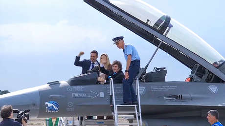 VIDEO: Milei se monta en un caza F-16