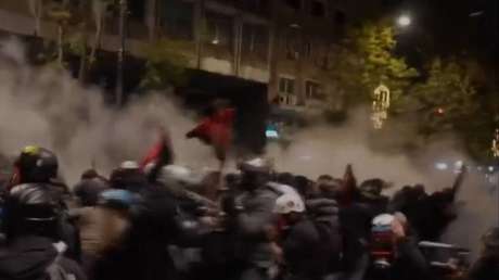 VIDEOS: Violentos enfrentamientos entre manifestantes y la policía durante una marcha en Grecia