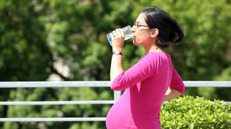 Los alarmantes efectos de los "químicos permanentes" en la salud de los bebés