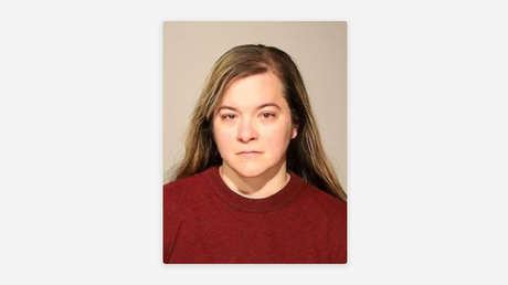 Docente es arrestada por "cruzar la línea" y mantener una relación de carácter sexual con un alumno