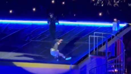VIDEO: Bad Bunny se cae en su primer concierto en México